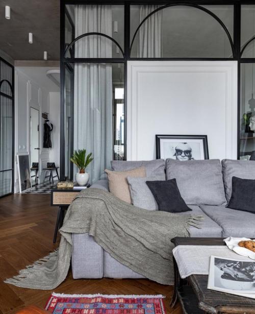 Нестандартная, но очень удобная планировка с зеркальными перегородками. 05