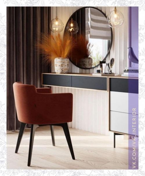 Просторная, интересная спальня.