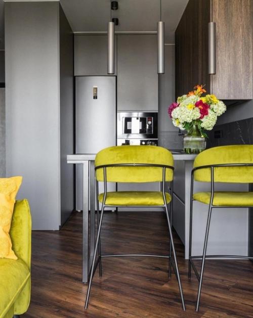 Квартира небольшого размера в темных тонах, но ее оживляют яркие акценты. 01