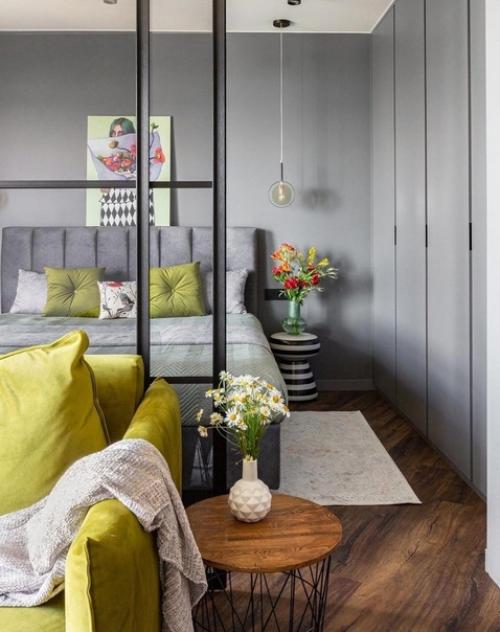 Квартира небольшого размера в темных тонах, но ее оживляют яркие акценты. 03