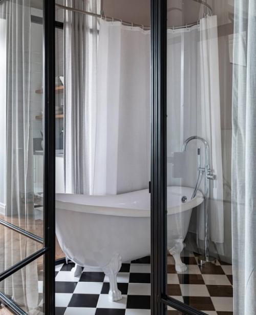 Нестандартная, но очень удобная планировка с зеркальными перегородками. 06