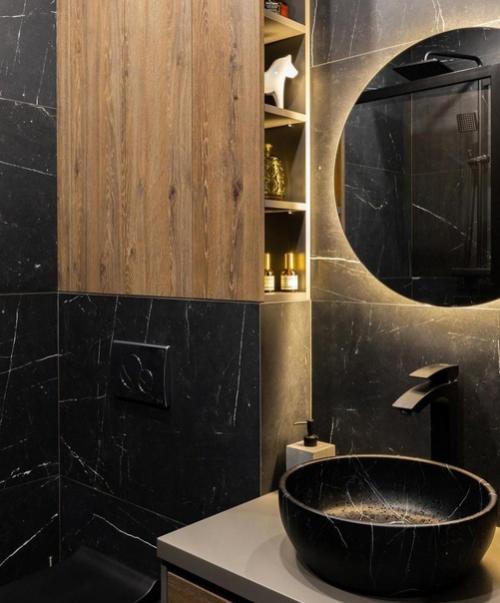 Квартира небольшого размера в темных тонах, но ее оживляют яркие акценты. 04