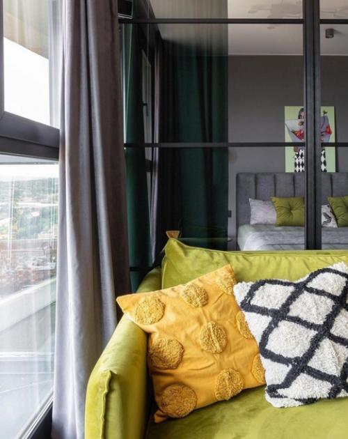 Квартира небольшого размера в темных тонах, но ее оживляют яркие акценты. 02