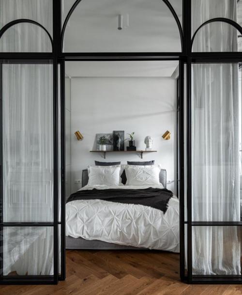 Нестандартная, но очень удобная планировка с зеркальными перегородками. 02