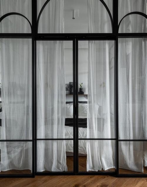 Нестандартная, но очень удобная планировка с зеркальными перегородками. 01