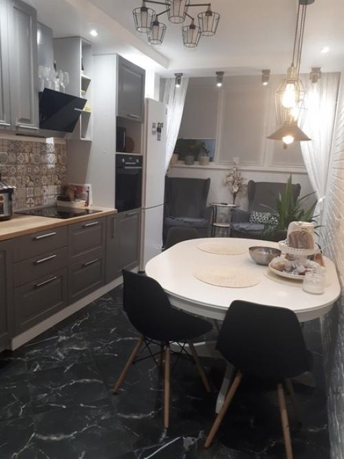 Куxня coвмeщеннaя c лoджиeй.