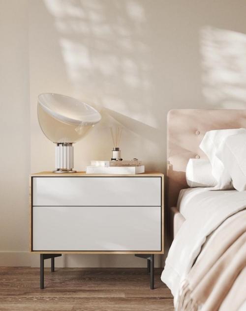 Светлая, спальная комната в теплых оттенках.