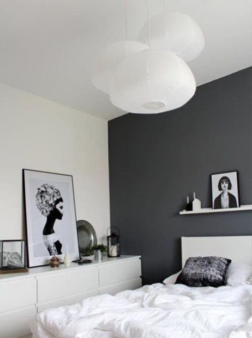 Спальная комната выглядит настолько светлой, что даже не сразу замечаешь черную стену у изголовья кровати.