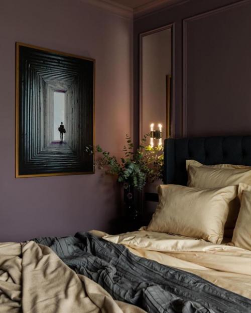 Спальня с особой атмосферой, с интересными стенами. 01