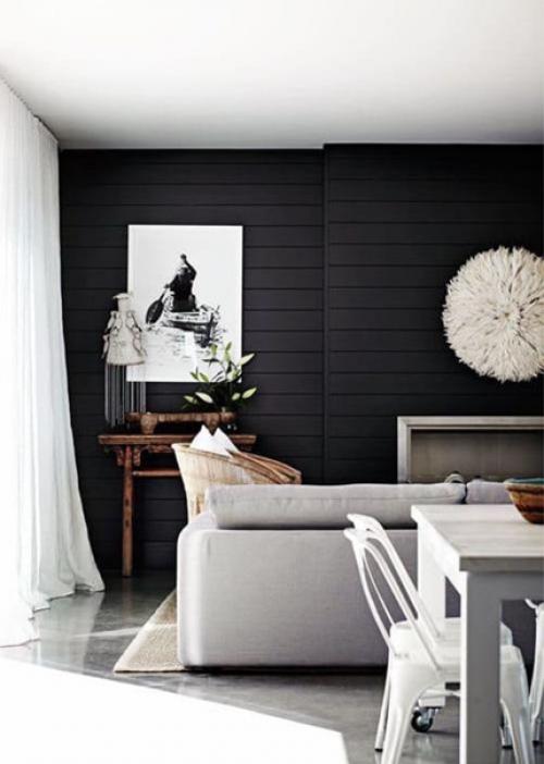 Спальная комната выглядит настолько светлой, что даже не сразу замечаешь черную стену у изголовья кровати. 03