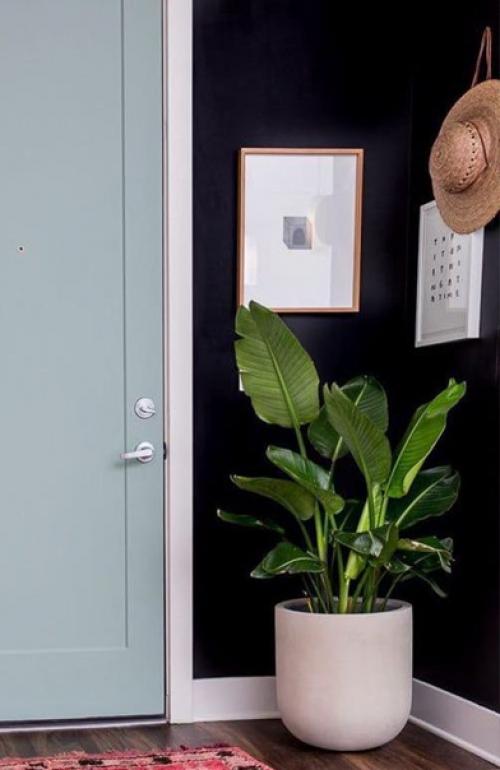 Спальная комната выглядит настолько светлой, что даже не сразу замечаешь черную стену у изголовья кровати. 05