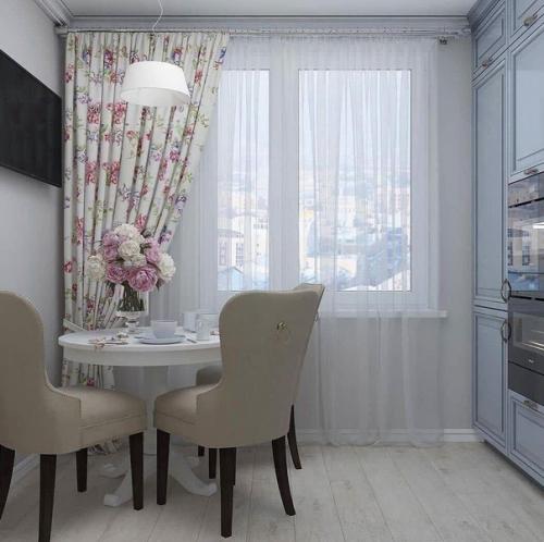 Бледно-голубые тона на этой кухне.