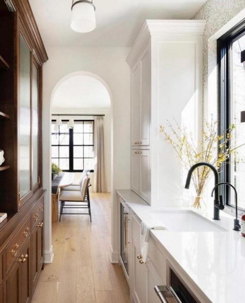 Просторный дом с большим количеством окон.