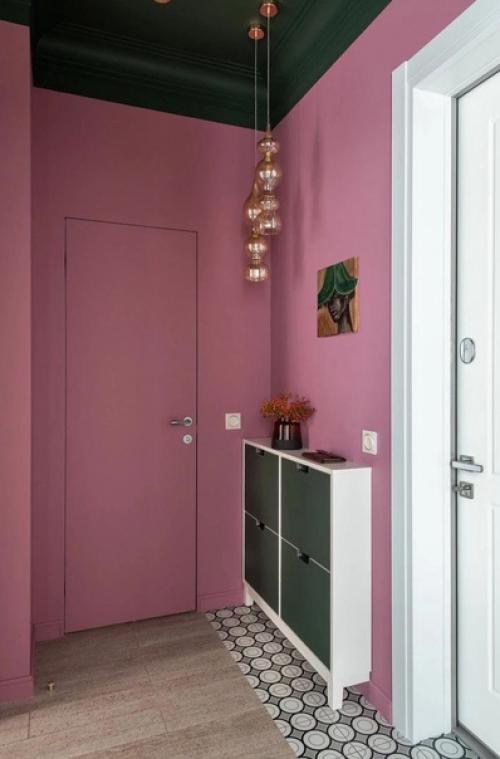 Яркий интерьер в небольшой квартире.