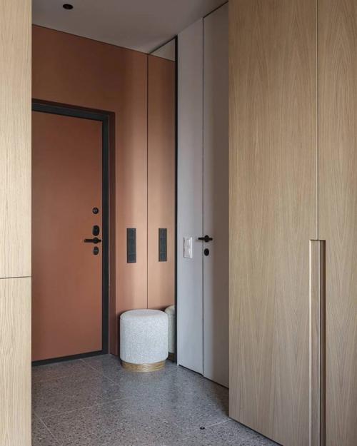 Задача была непростая - собрать привычную мебель в единый образ. 09