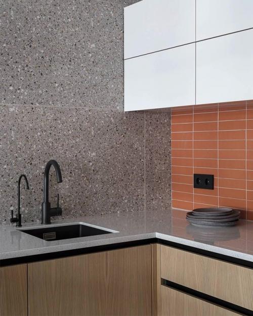 Задача была непростая - собрать привычную мебель в единый образ. 01