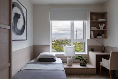 Интерьер вдохновлён японской философией: минимализм, натуральные материалы и баланс. 04