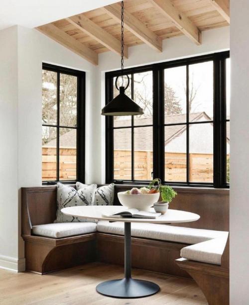 Просторный дом с большим количеством окон. 05