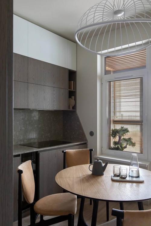 Интерьер вдохновлён японской философией: минимализм, натуральные материалы и баланс. 02