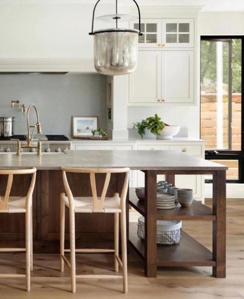 Просторный дом с большим количеством окон. 04