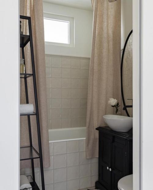 Минималистичная спальная комната и санузел. 01