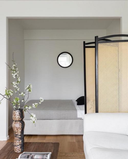 Минималистичная спальная комната и санузел. 03