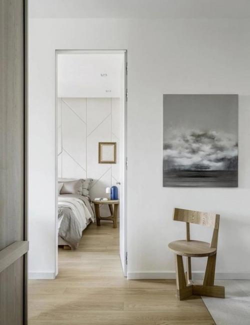 Светлые оттенки интерьера делают эту квартиру расслабленой и стильной. 04