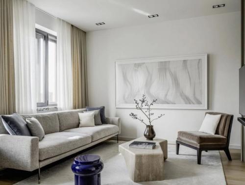 Светлые оттенки интерьера делают эту квартиру расслабленой и стильной. 01