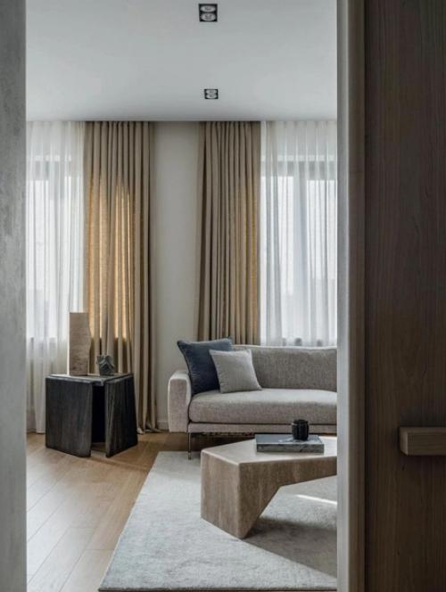 Светлые оттенки интерьера делают эту квартиру расслабленой и стильной. 02