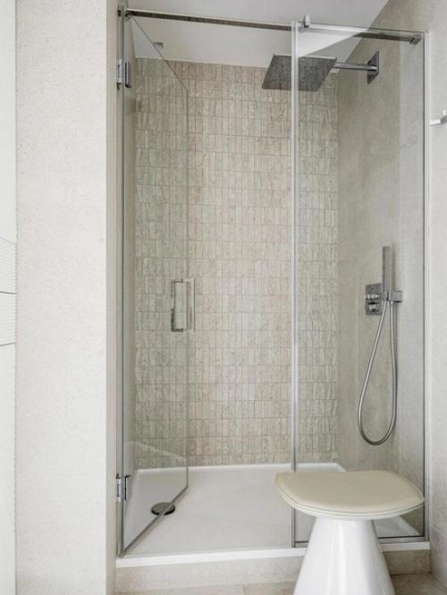 Светлые оттенки интерьера делают эту квартиру расслабленой и стильной. 07