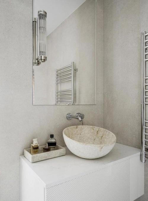 Светлые оттенки интерьера делают эту квартиру расслабленой и стильной. 05