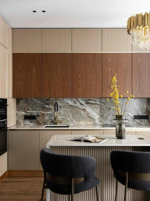 Золото и молдинги: стильная квартира в Петербурге. 01