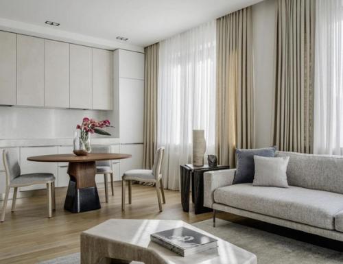 Светлые оттенки интерьера делают эту квартиру расслабленой и стильной. 03