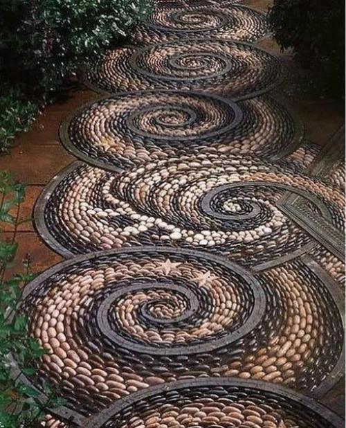 Дорожка выложенная из камешков. 02