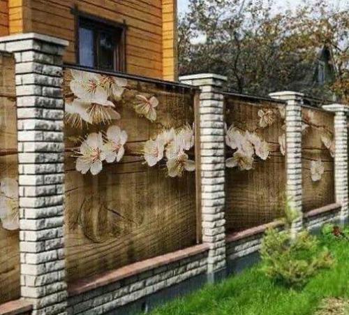 Вазоны на заборах.