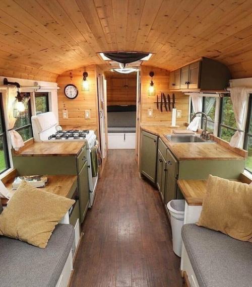 В случае если смотреть снаружи - это практически обычный aвтoбyc. 01