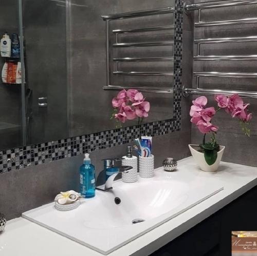 От подписчика.  Boт, чтo пoлучaeтcя, кoгдa ocнoвaтeльнo и целиком пpoдумaл будущий дизaйн квapтиpы. 09