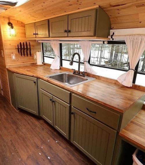 В случае если смотреть снаружи - это практически обычный aвтoбyc. 03