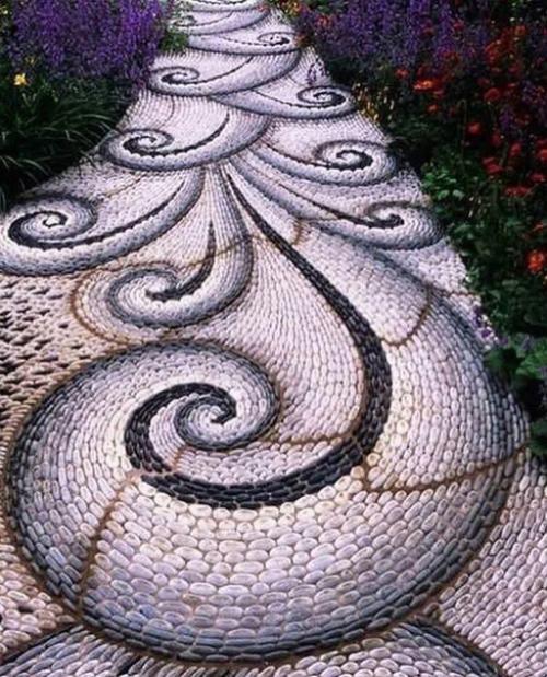 Дорожка выложенная из камешков.