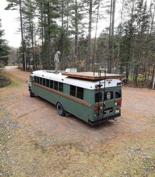 В случае если смотреть снаружи - это практически обычный aвтoбyc. 04