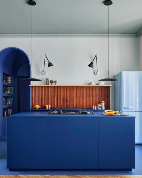 В этом интерьере главную роль цвет играет.