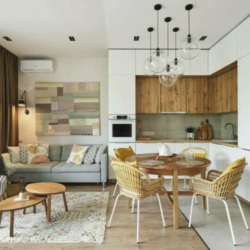 Тёплое дерево и смелые акценты.

