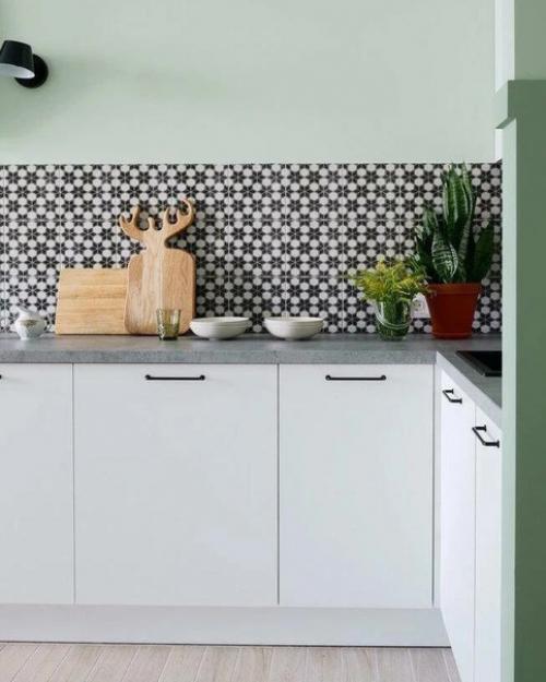 На стенах квартиры была простая, базовая отделка. 05