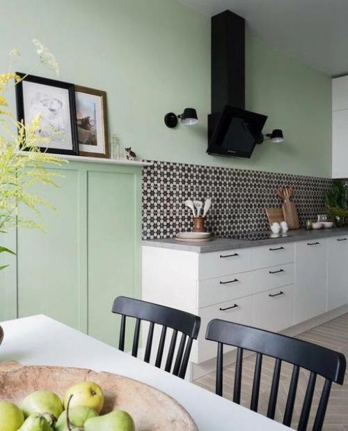 На стенах квартиры была простая, базовая отделка. 02