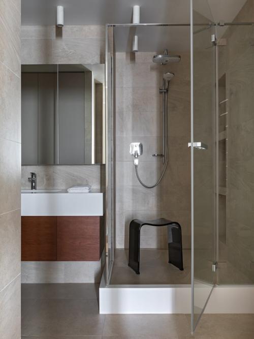 В основе дизайна интерьера - мягкий минимализм: прямые линии, спокойные отделочные материалы и ничего лишнего. 07