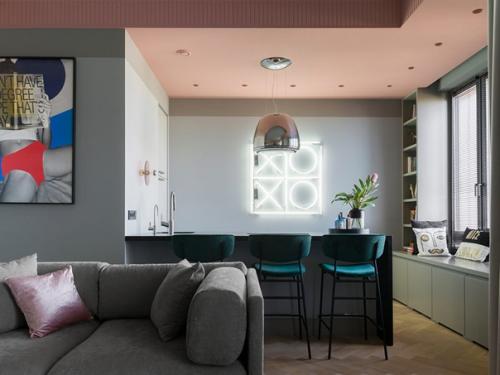 Интерьер с цветными акцентами (55 кв. 03