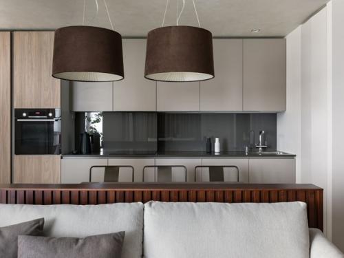 В основе дизайна интерьера - мягкий минимализм: прямые линии, спокойные отделочные материалы и ничего лишнего. 03