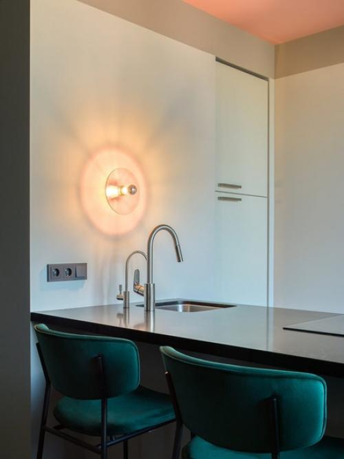 Интерьер с цветными акцентами (55 кв. 06