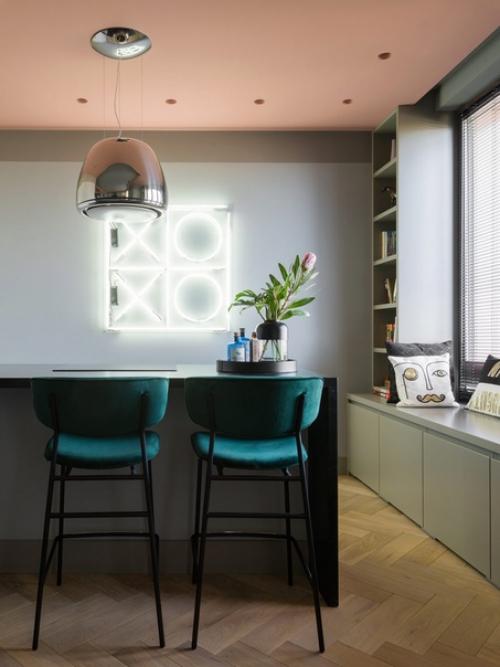 Интерьер с цветными акцентами (55 кв. 05