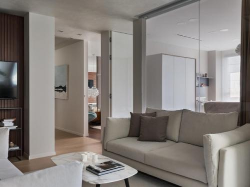 В основе дизайна интерьера - мягкий минимализм: прямые линии, спокойные отделочные материалы и ничего лишнего. 02